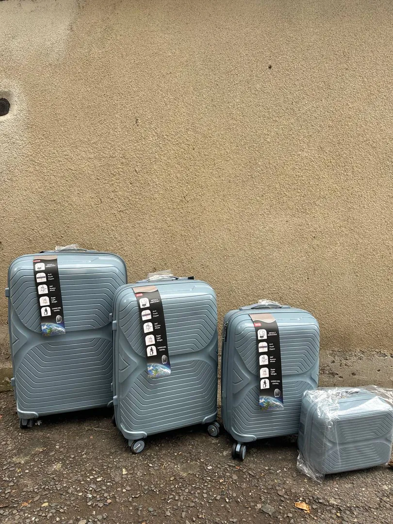 Large suitcase with combination lock — photo 1