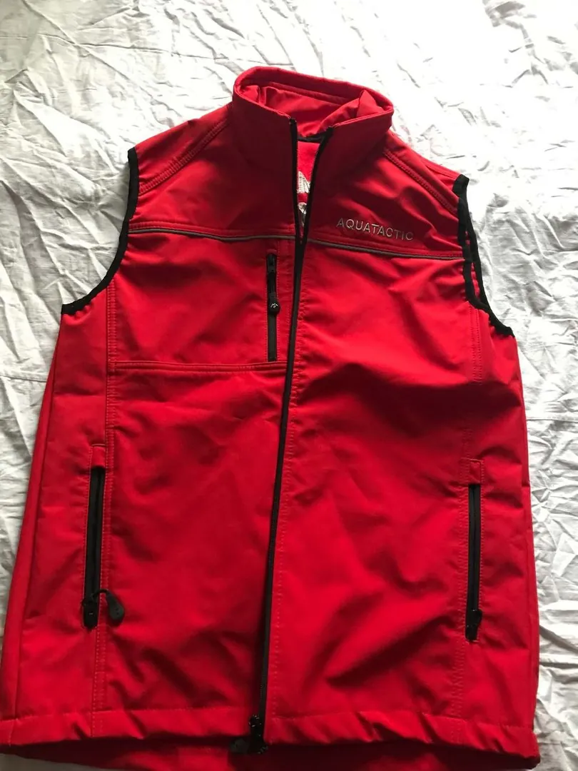 Red sleeveless top — photo 1