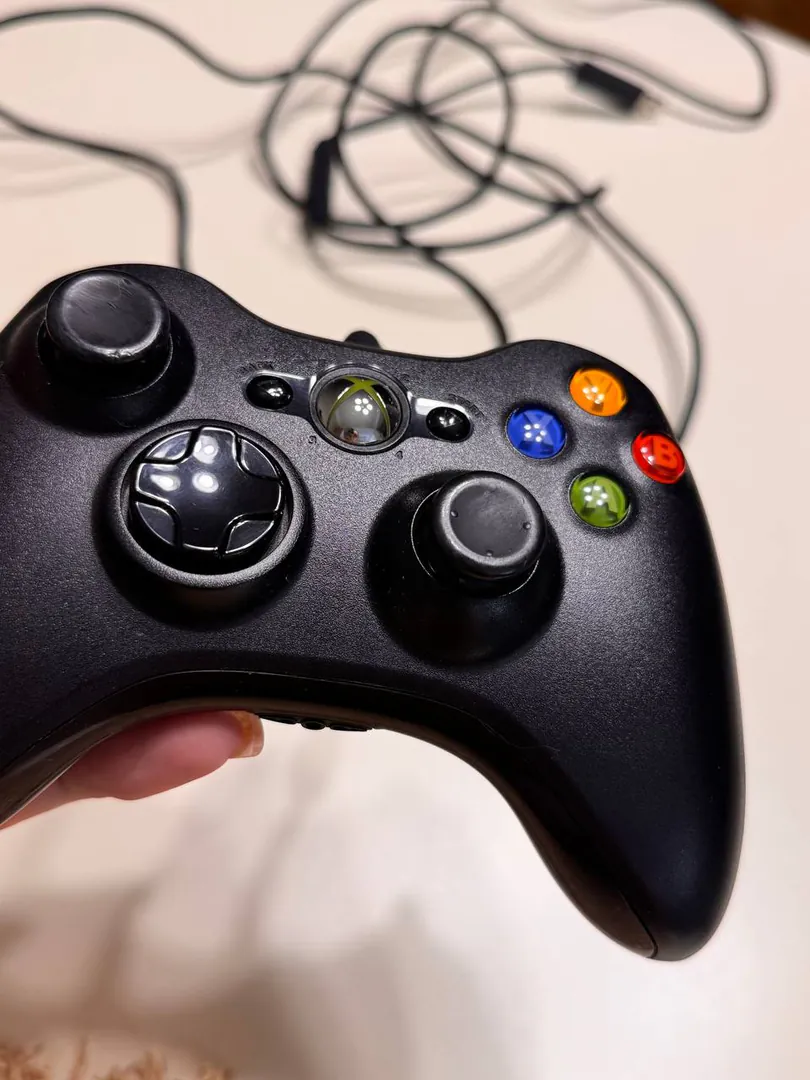 Wired Xbox controller. Excellent condition, everything works — photo 1