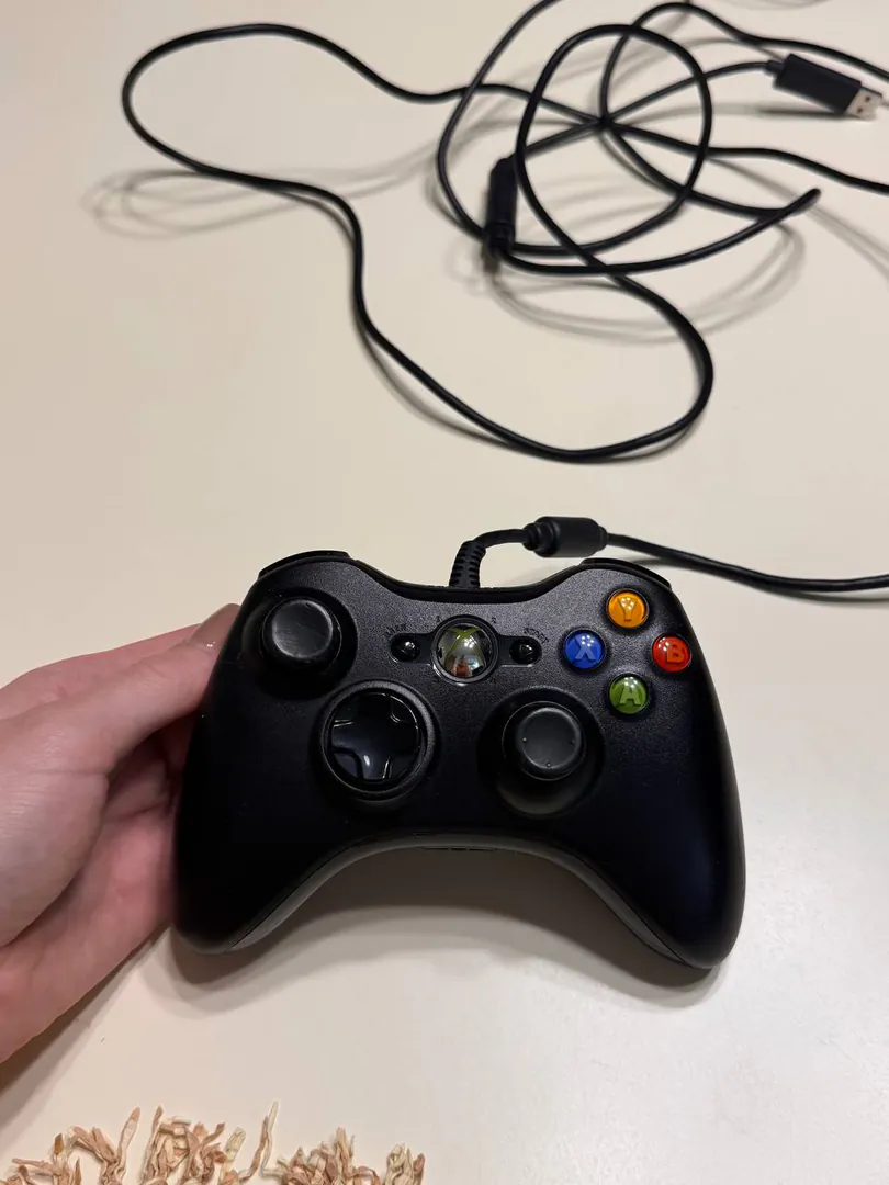 Wired Xbox controller. Excellent condition, everything works — photo 2