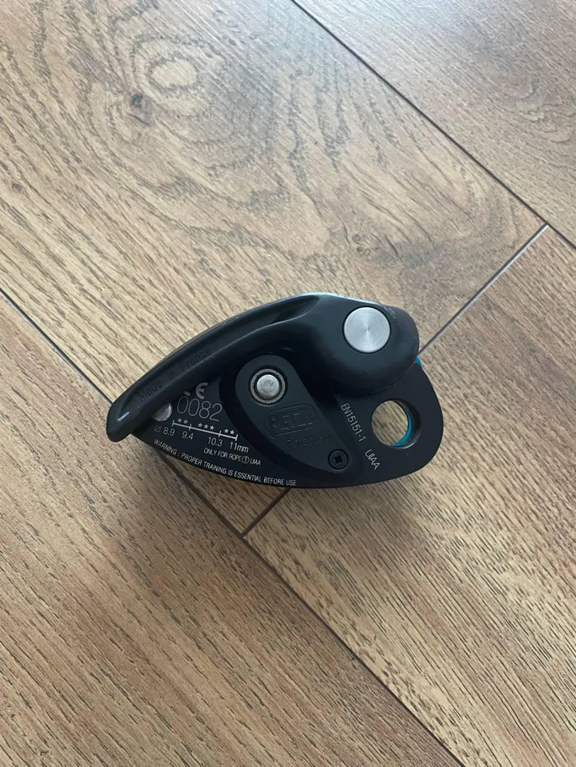 Descending device Petzl Grigri — photo 1