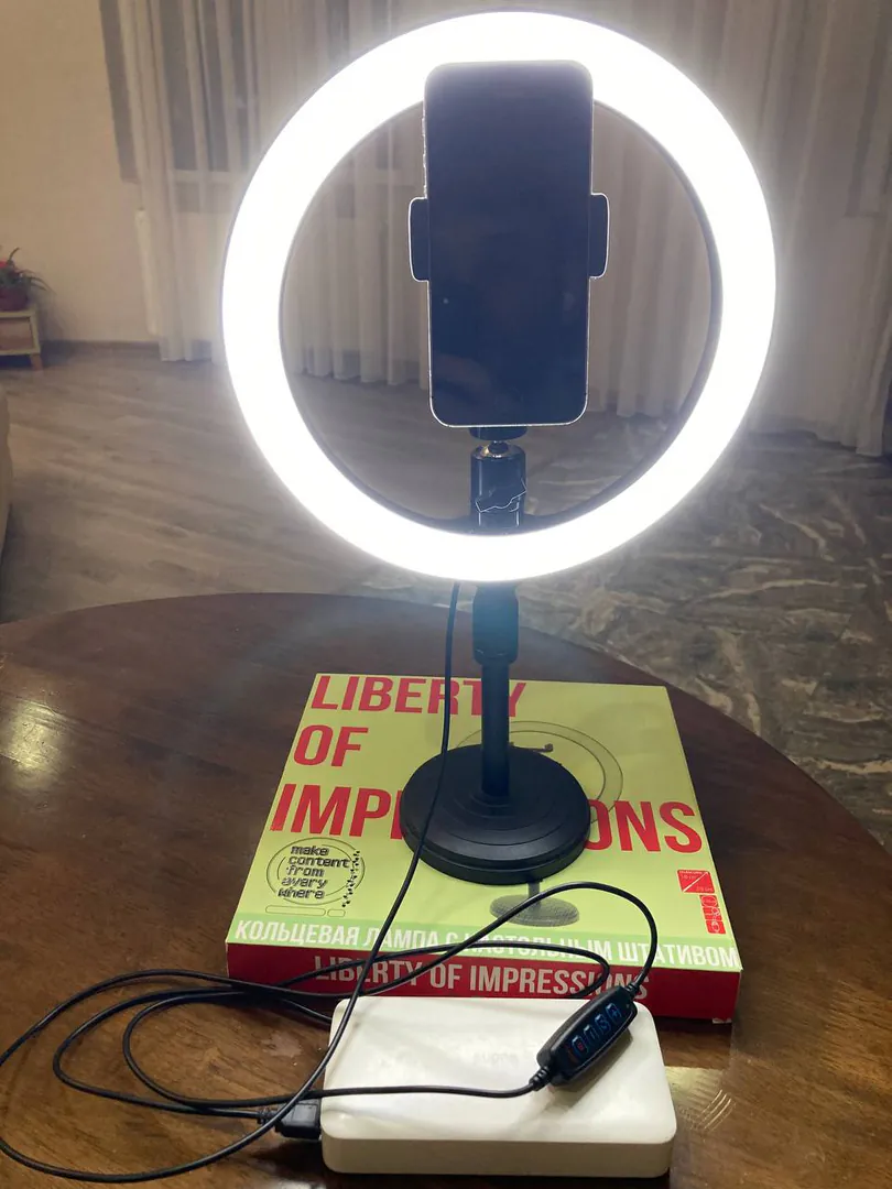 Ring LED lamp with tripod — photo 1