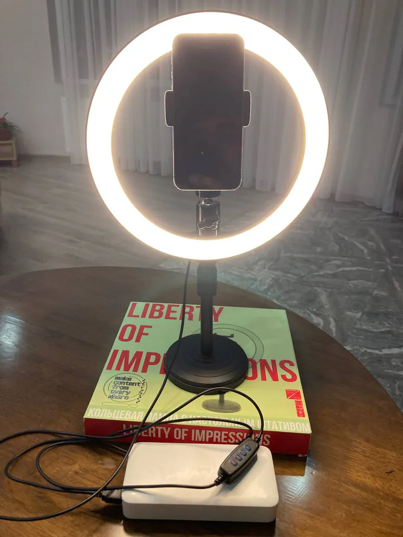 Ring LED lamp with tripod — photo 2