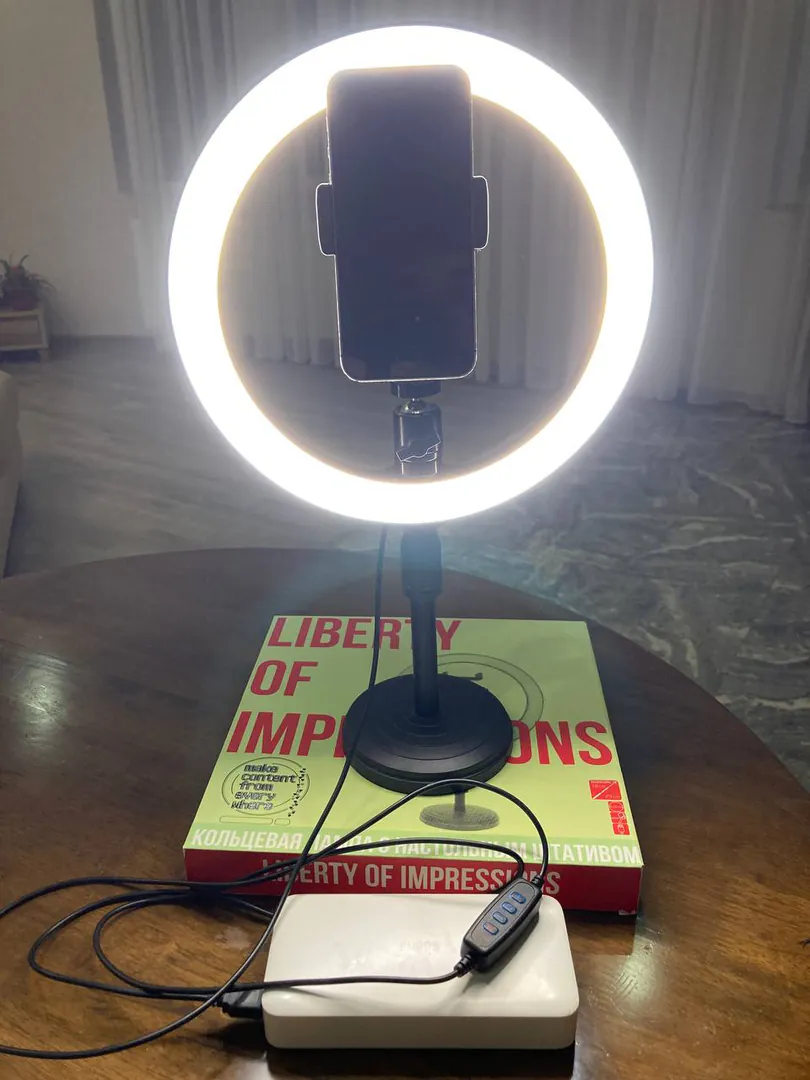 Ring LED lamp with tripod — photo 3