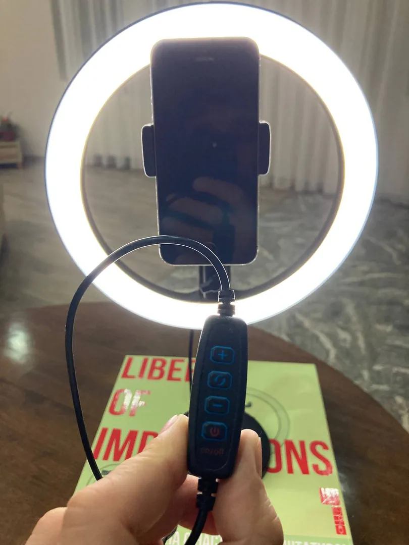 Ring LED lamp with tripod — photo 4
