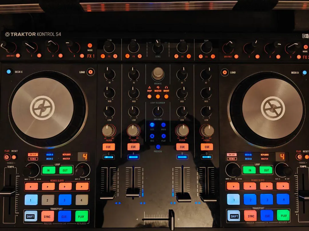 DJ Controller Native Instruments Traktor S4 mkII — photo 2