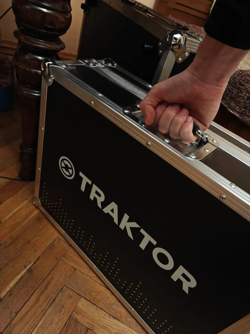 DJ Controller Native Instruments Traktor S4 mkII — photo 3