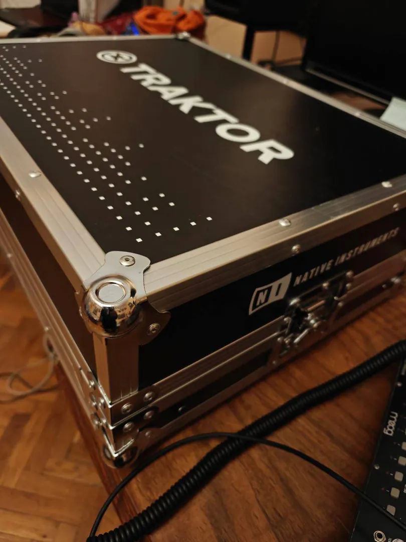 DJ Controller Native Instruments Traktor S4 mkII — photo 4