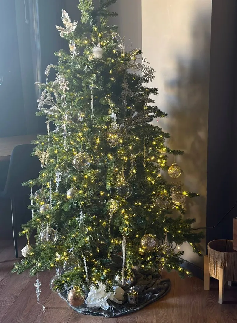 Artificial Christmas tree 170 cm with ornaments — photo 1