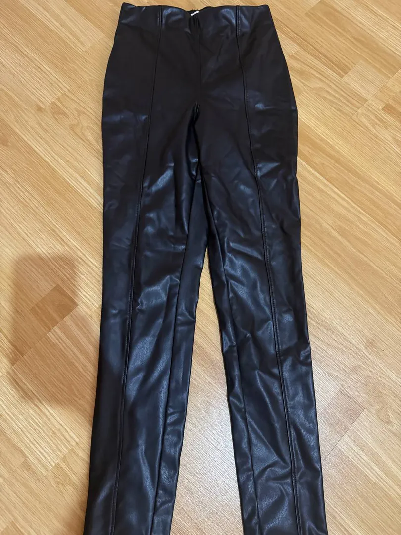 Леггинсы H&M из искусственной кожи — фото 2