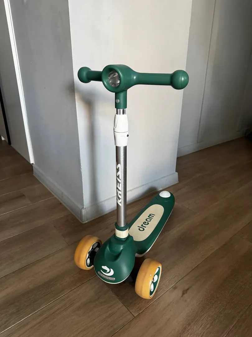 Kids' scooter — photo 1