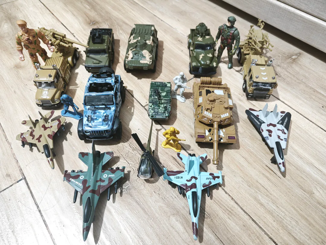 Set of military vehicles and toy soldiers — photo 1