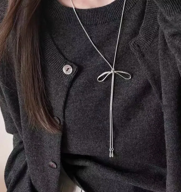 Silver-colored neck jewelry — photo 1