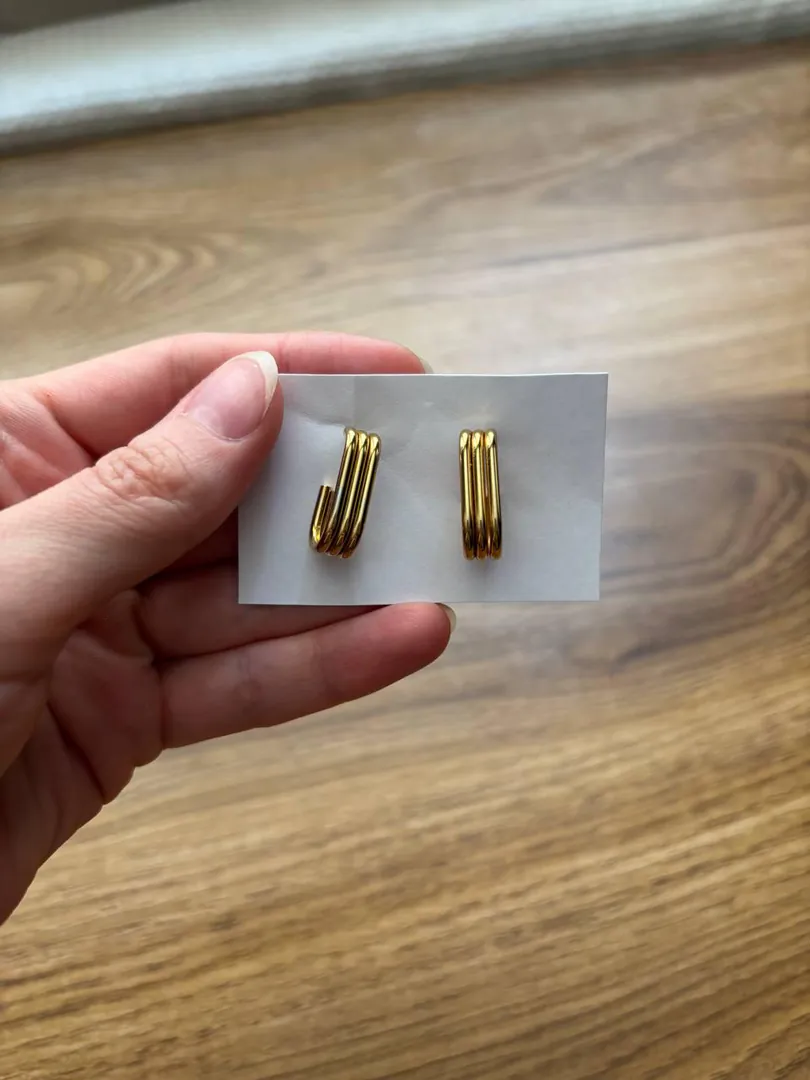 Gold-colored fashion earrings — photo 1