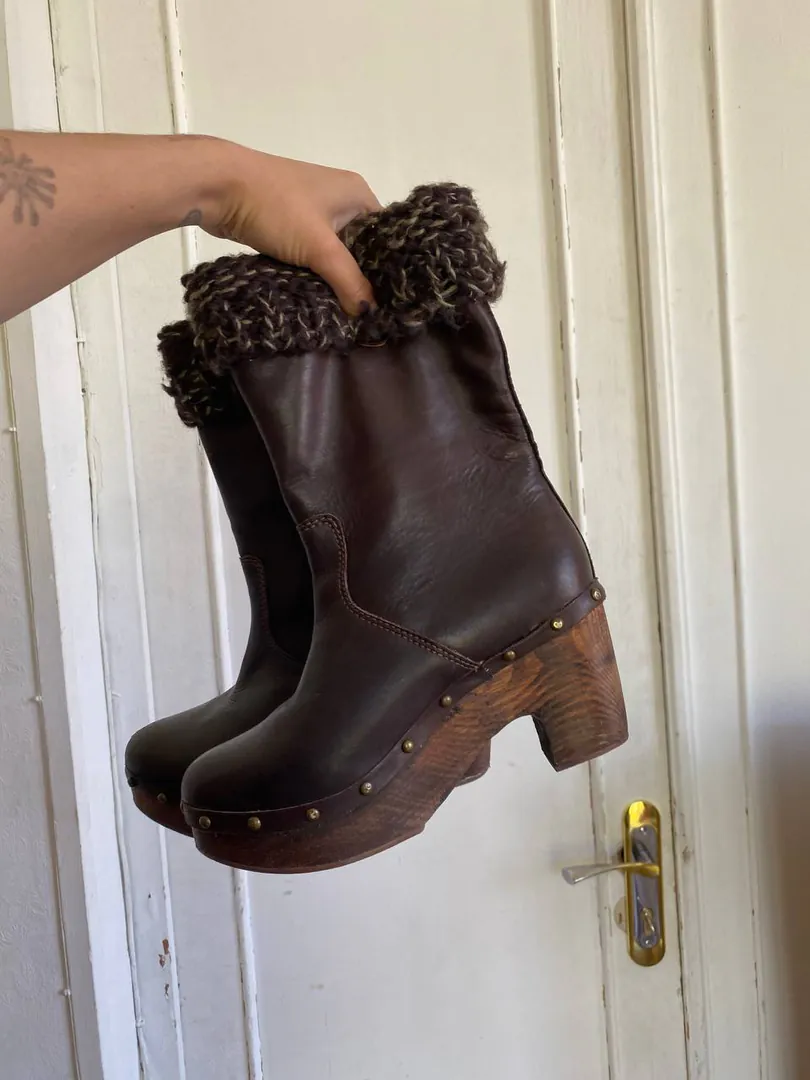 Boots on a wooden platform — photo 1