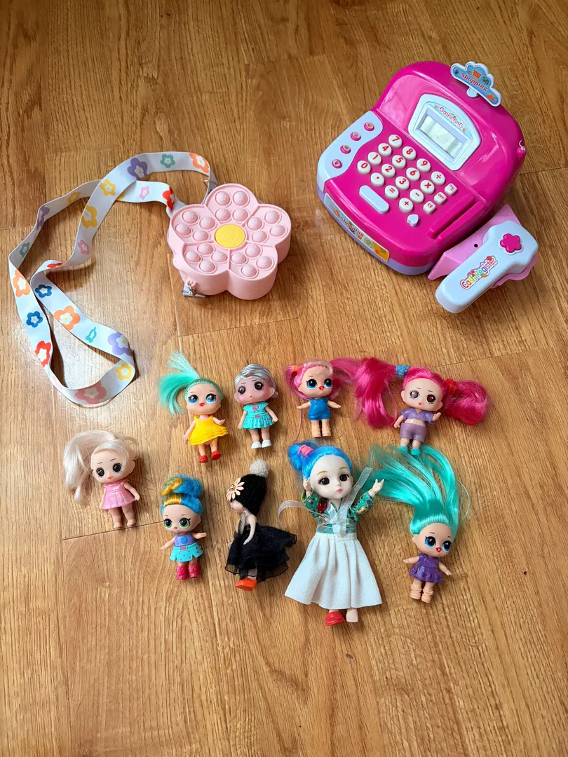 Toy set with dolls, bag and cash register — photo 1