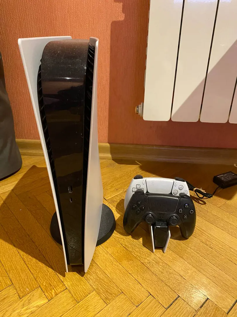 PlayStation 5 Digital Edition с двумя геймпадами — фото 1