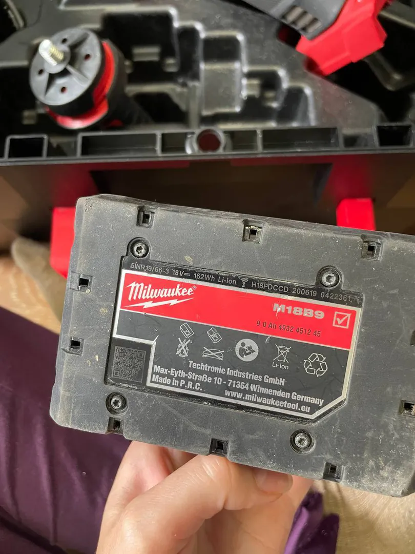 Milwaukee M18B9 9.0 Ah Batteries — photo 1