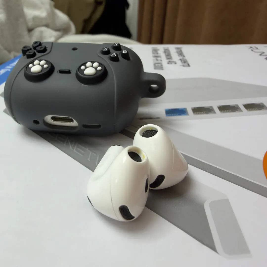 AirPods 4 with Active Noise Cancellation — photo 2