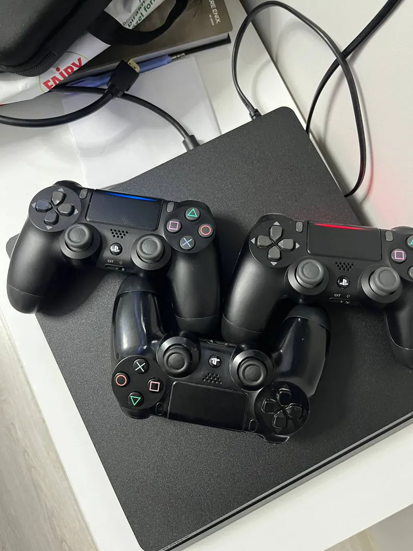 PS4 Slim 1TB Gaming Console and 3 Gamepads — photo 3