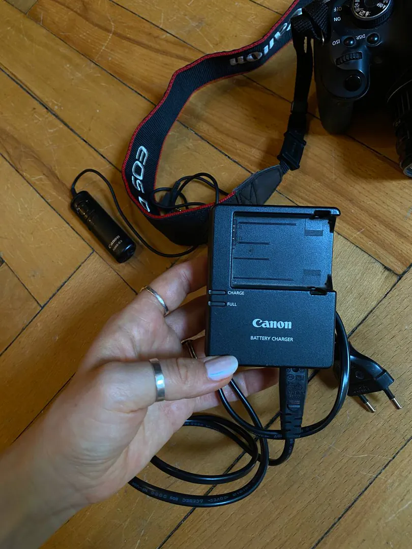 Camera Canon EOS 600D with EF-S 18-135 mm lens — photo 1
