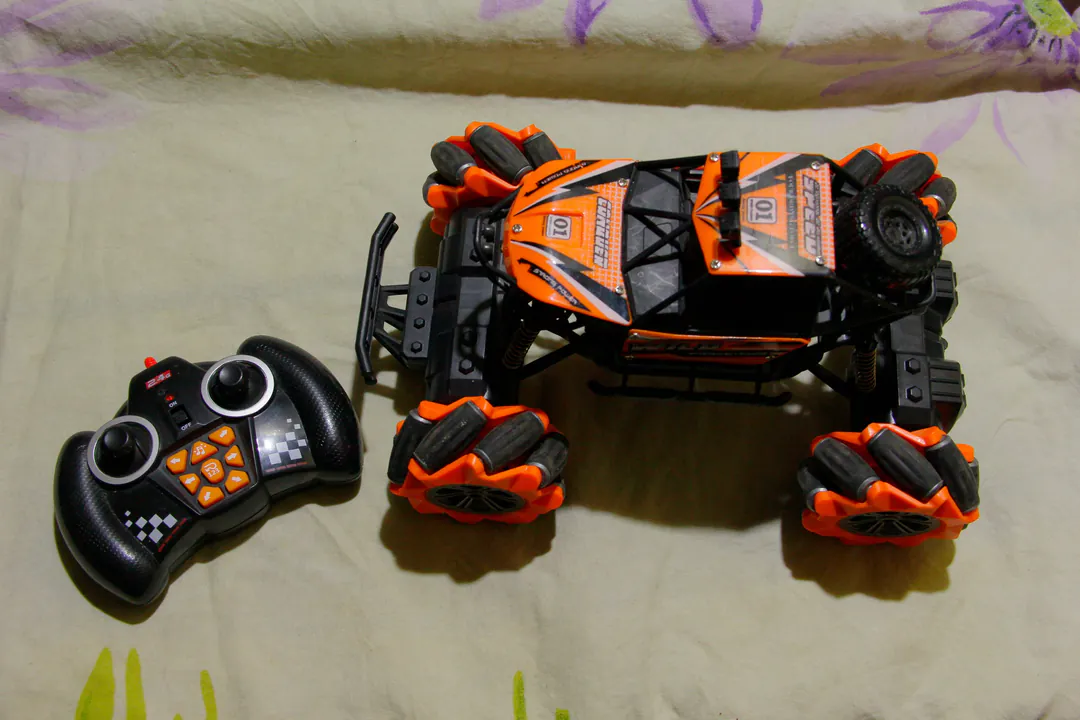 Battery-powered toy off-road car — photo 1