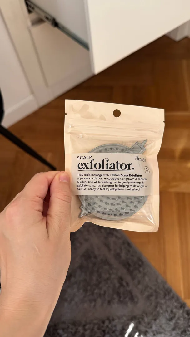 Массажёр-щётка для кожи головы Kitsch Scalp Exfoliator — фото 1