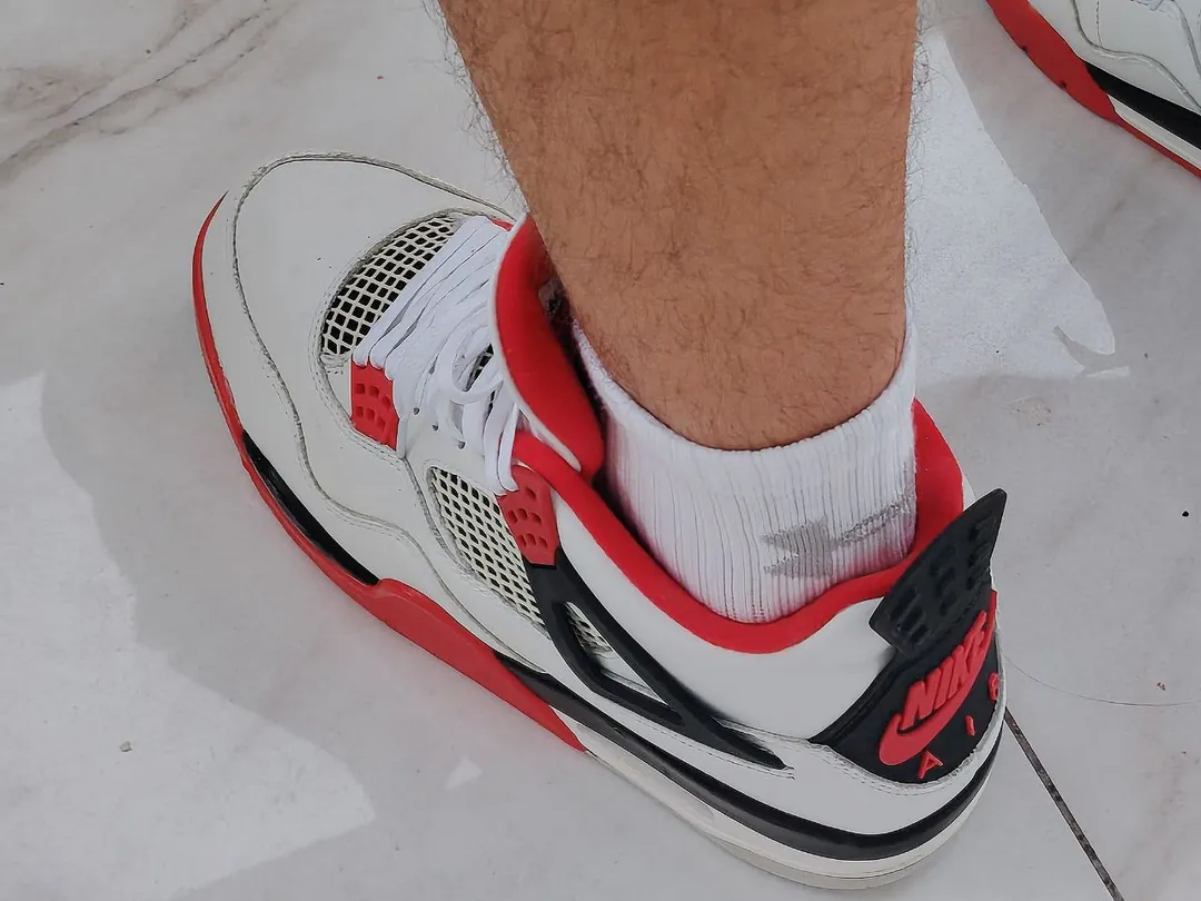 Jordan 4 Retro Fire Red Sneakers — photo 2