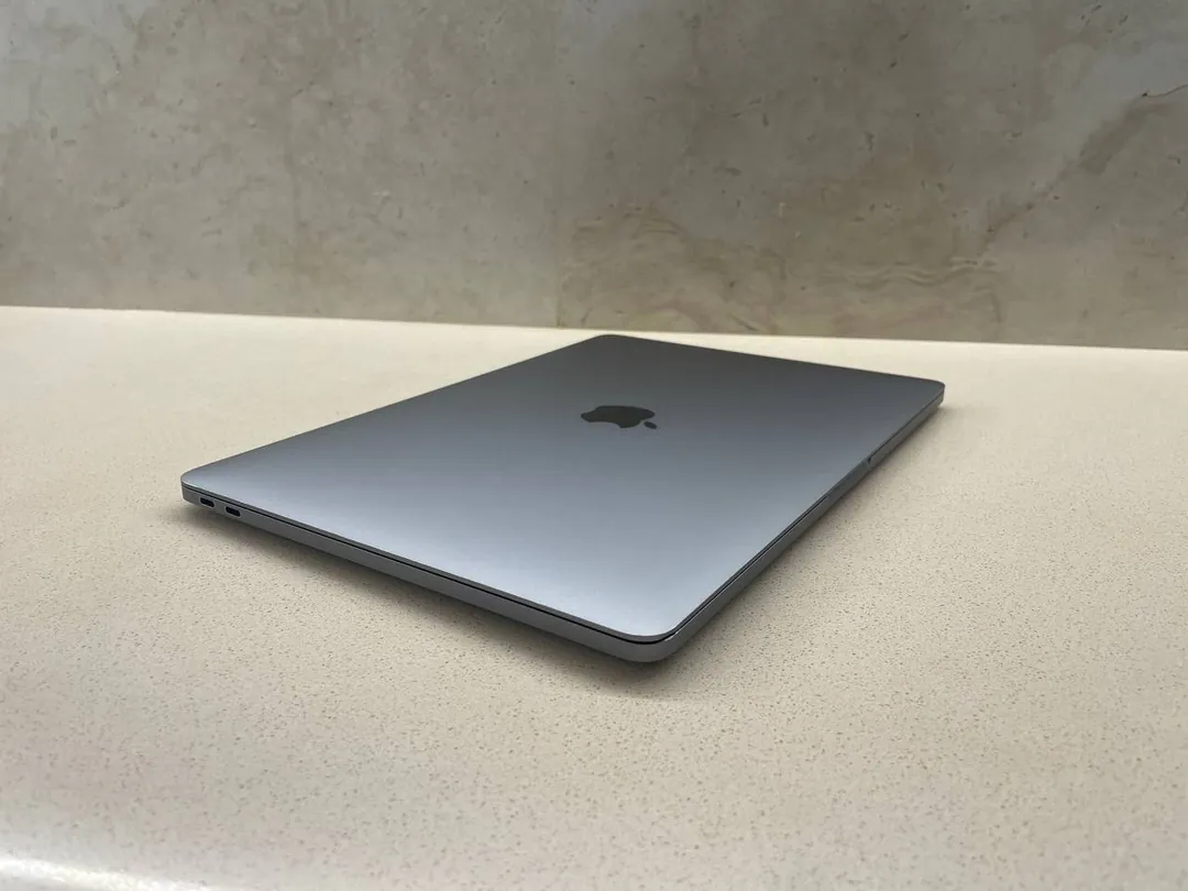 MacBook Pro 13″ (2017) 8/256 GB — photo 1