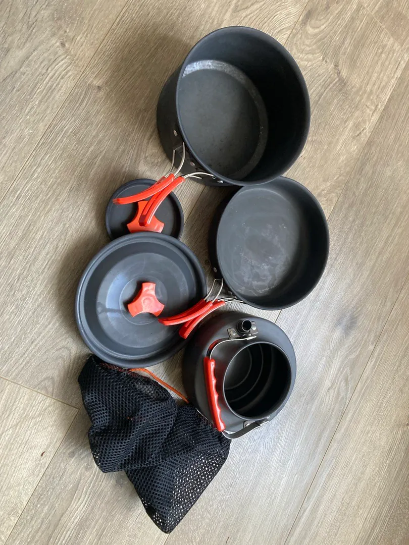 Campingaz gas cylinder with a set of camping cookware — photo 1