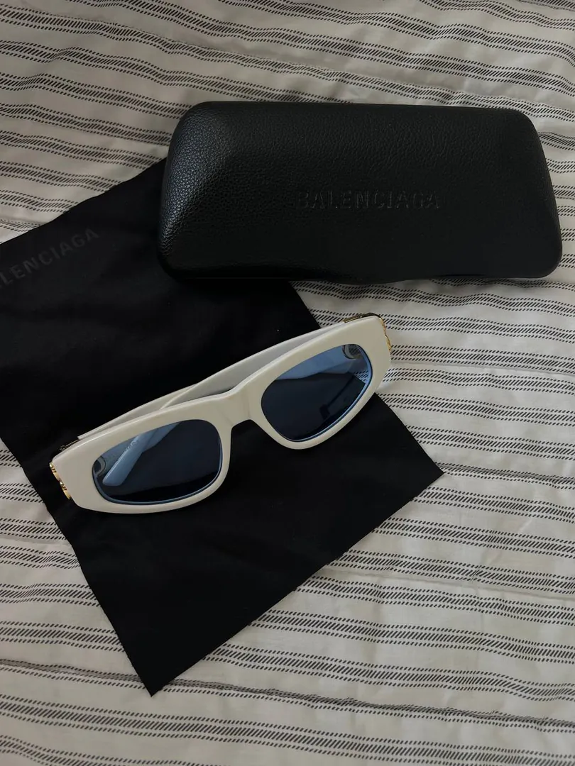 Balenciaga მზის სათვალეები — ფოტო 1