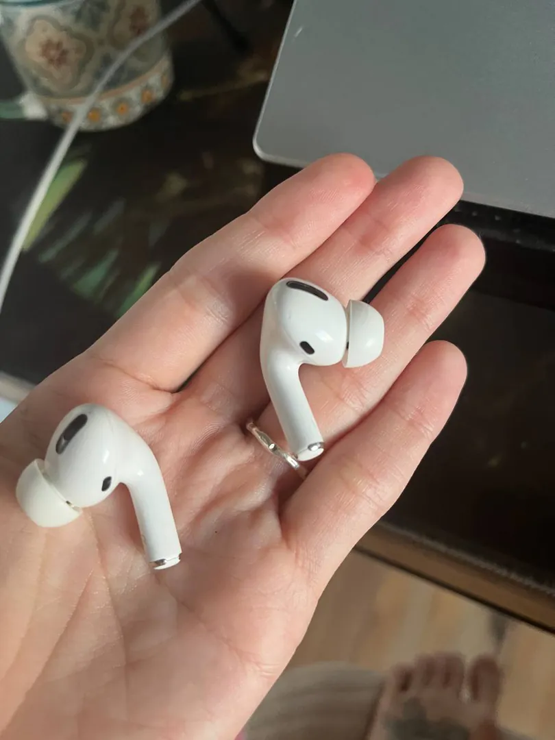AirPods Pro 1 Earbuds — photo 1