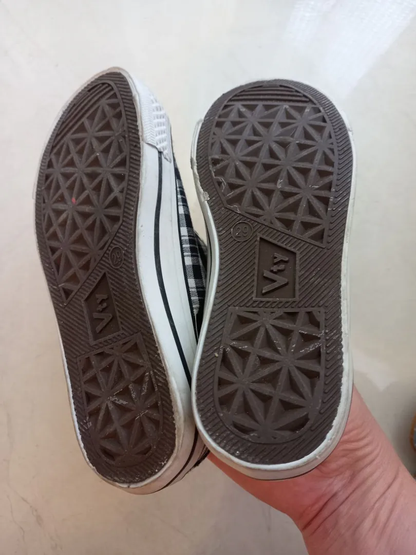 Children's sneakers — photo 1