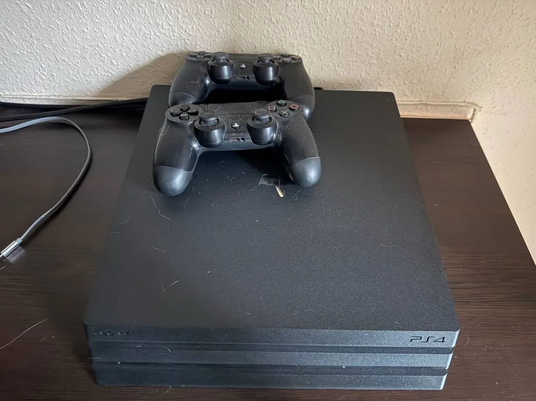 PlayStation 4 Pro 1TB და 2 გეიმპადი — ფოტო 1
