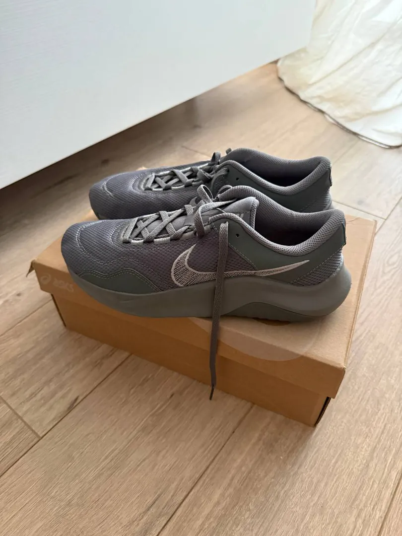 Кроссовки Nike 40 размер — фото 1