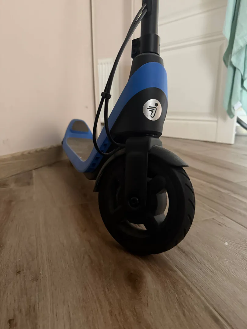 Children's electric scooter — photo 1