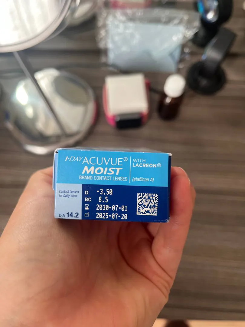 Contact lenses ACUVUE MOIST -3,5 — photo 1