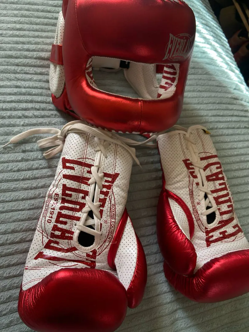 Everlast boxing gloves and helmet — photo 1