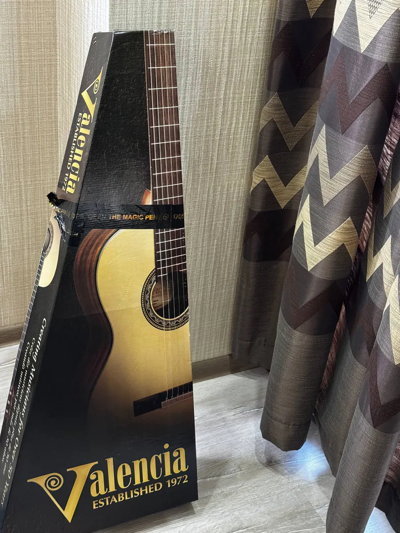 Acoustic guitar Valencia — photo 1