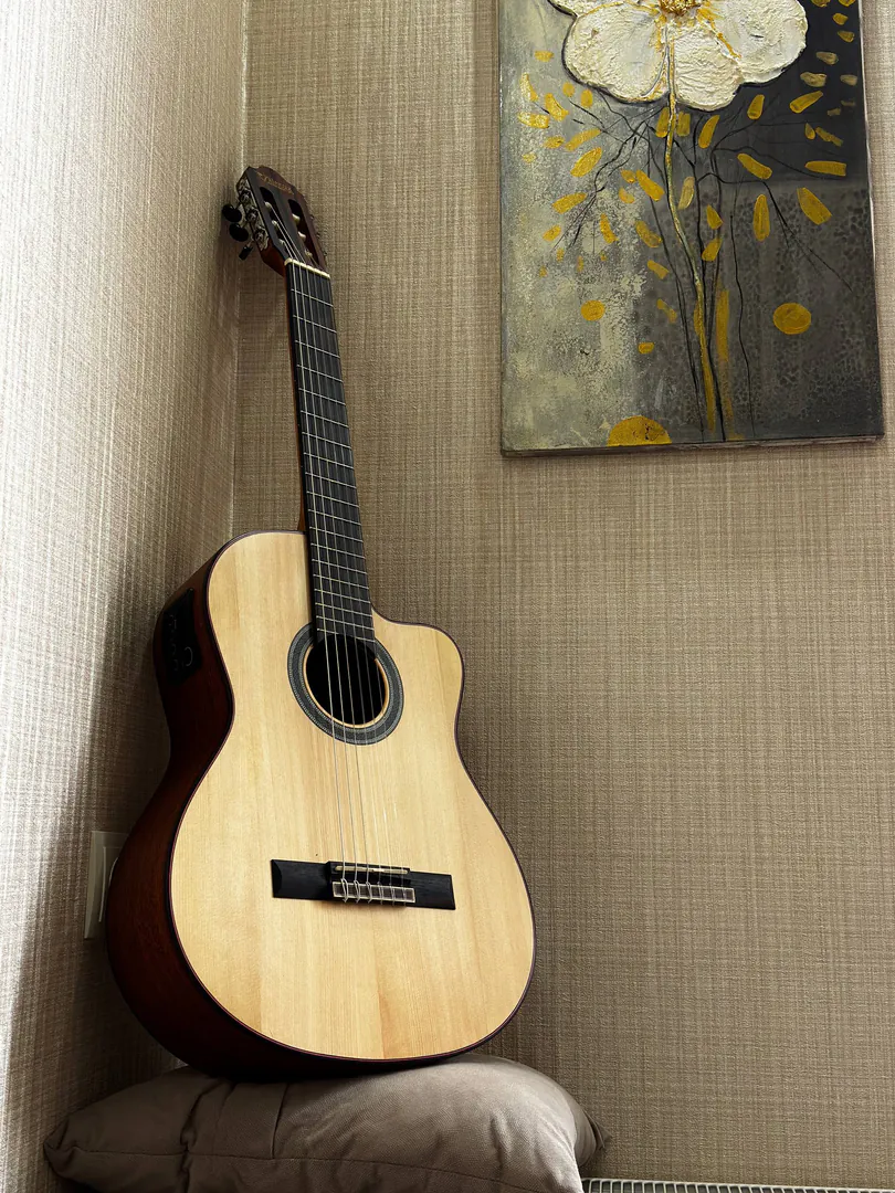 Acoustic guitar Valencia — photo 5