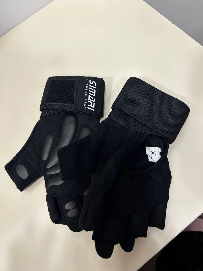 Sports gloves — photo 1