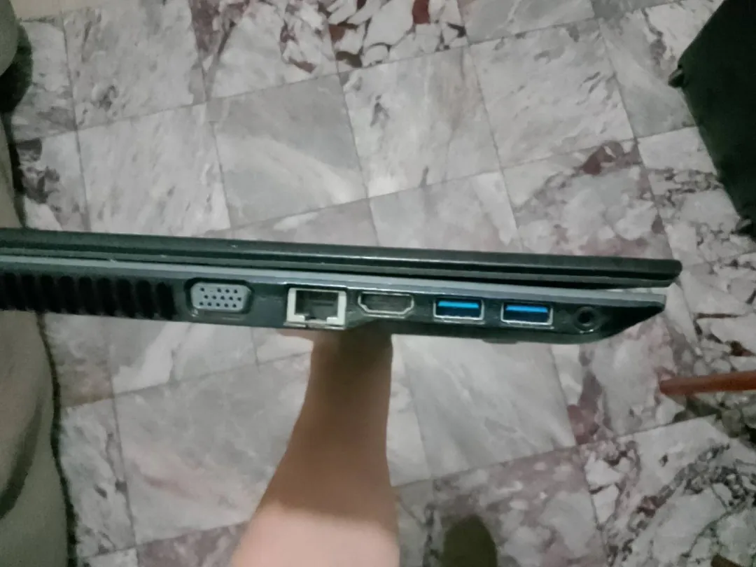 Laptop Acer Aspire E5-573 i3 4GB SSD+HDD — photo 1