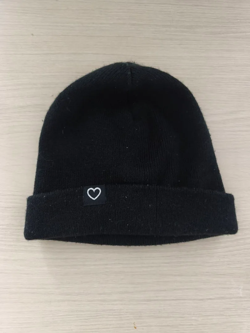 Шапка черная. One size. 5 лари — photo 1