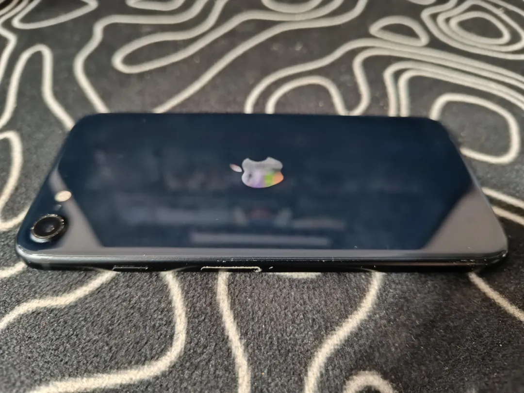 Смартфон Apple iPhone SE 2022 64 ГБ — фото 1
