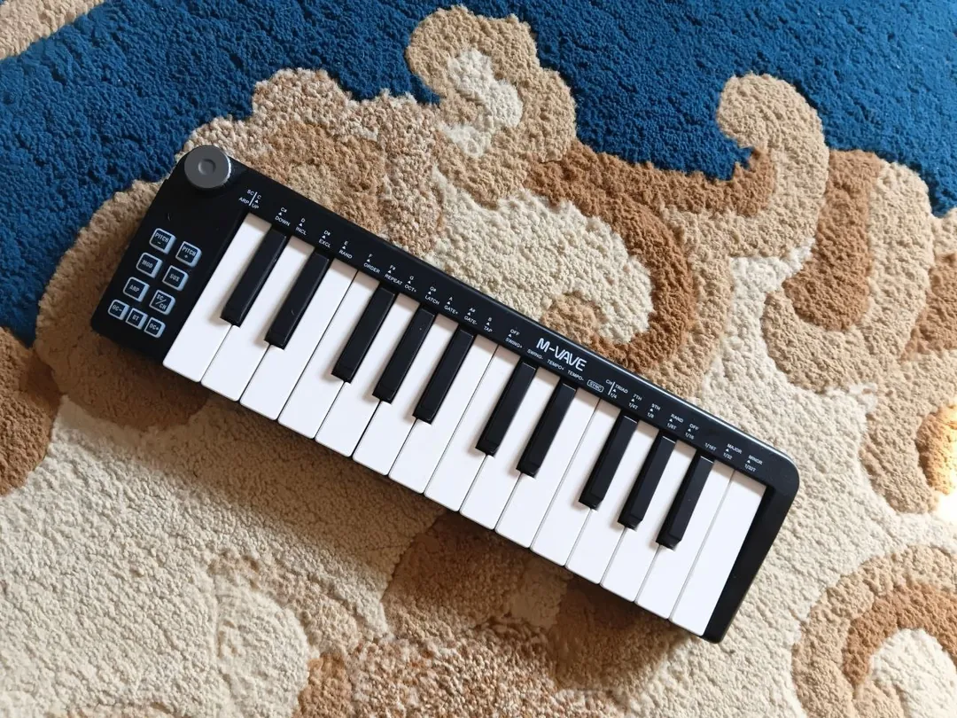 MIDI keyboard with arpeggiator and Bluetooth — photo 1