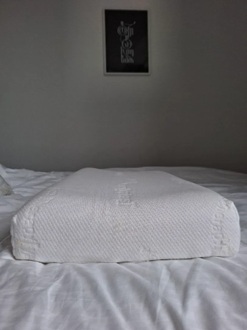 Orthopedic memory foam pillow — photo 1