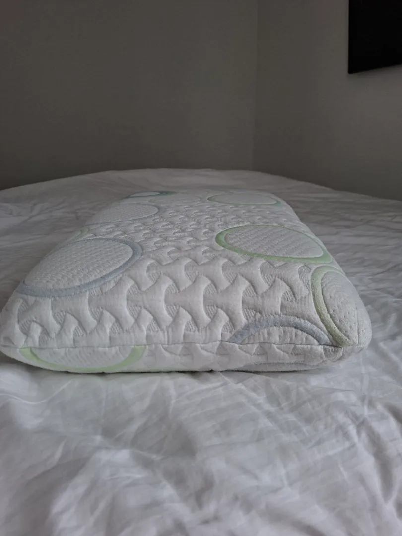 Orthopedic memory foam pillow — photo 5