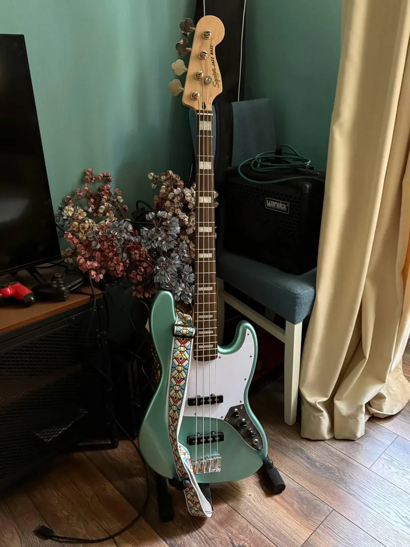 Бас-гитара Squier — фото 1