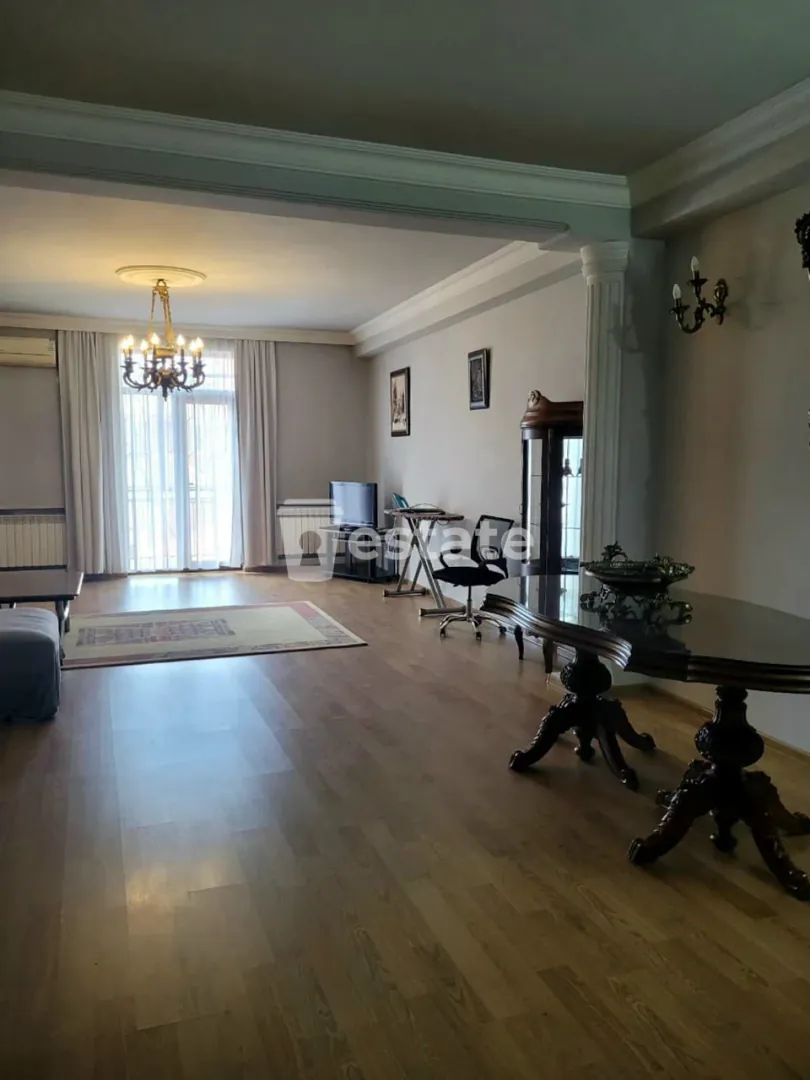 Selling spacious 2+1 in old Batumi — photo 1