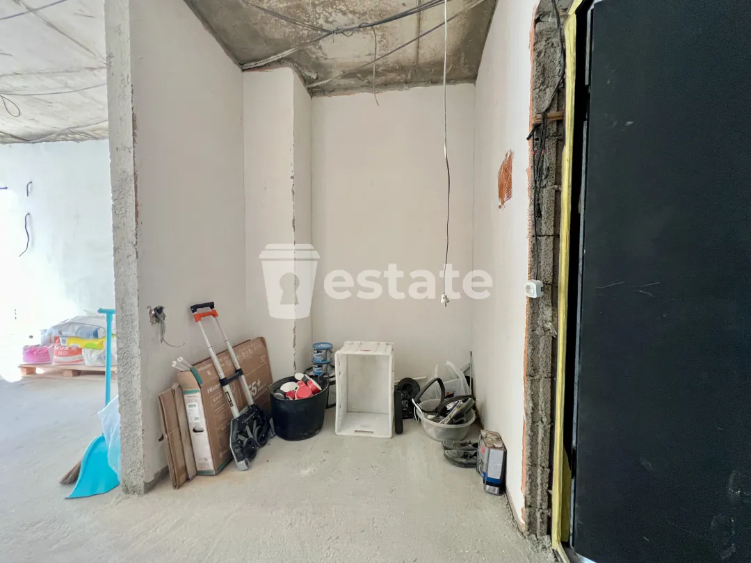 White frame for sale on New Boulevard — photo 9